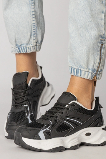 Tênis esportivos pretos com...