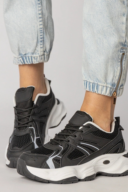 Tênis esportivos pretos com solado...