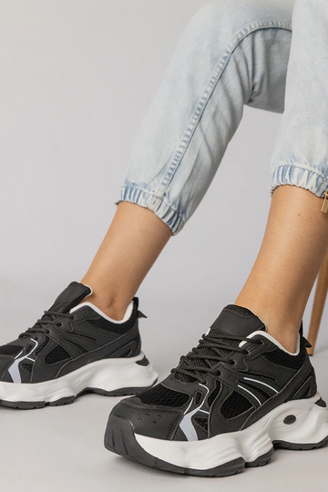 Tênis esportivos pretos com... 2