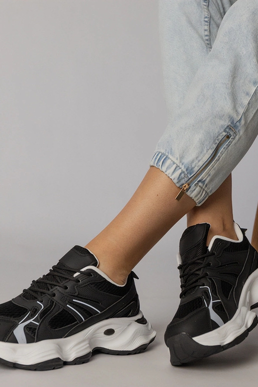 Tênis esportivos pretos com solado...