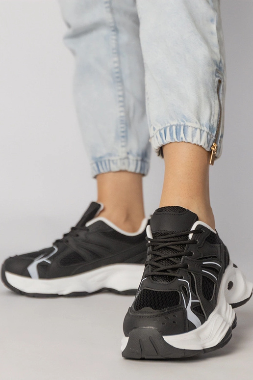 Tênis esportivos pretos com solado...