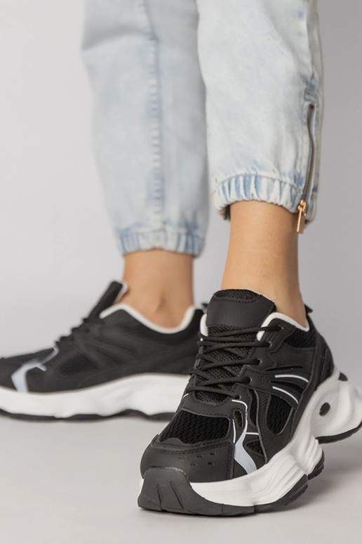 Tênis esportivos pretos com solado...