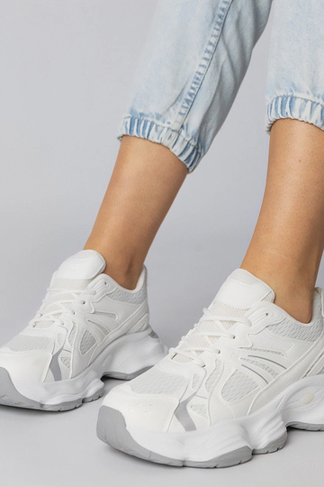 Tênis esportivos brancos...