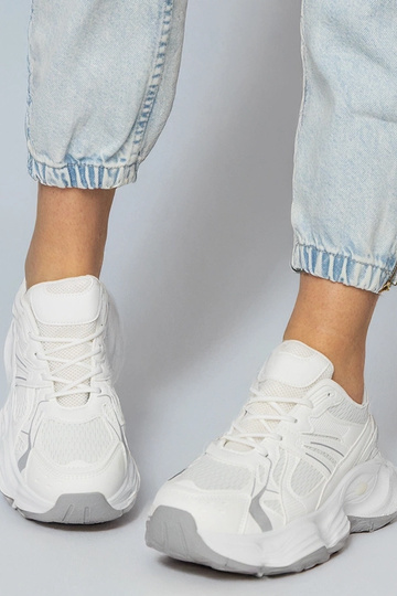 Tênis esportivos brancos... 2