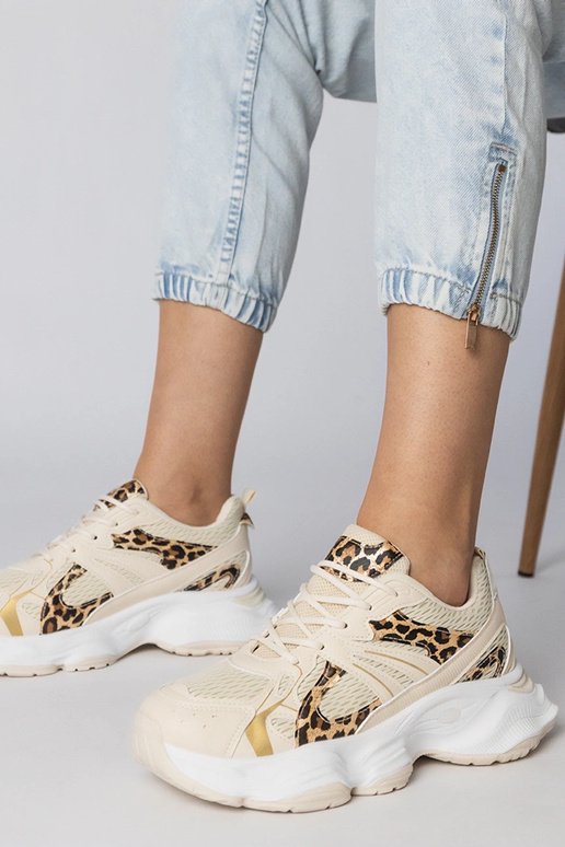 Tênis esportivos com padrão de onça e...