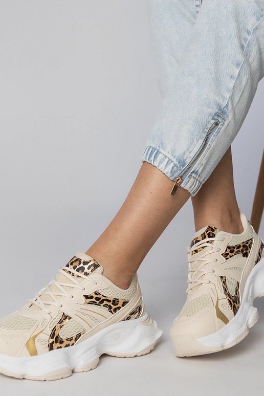 Tênis esportivos com padrão de onça e...