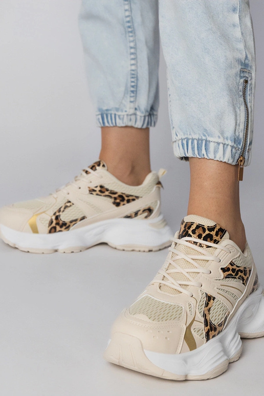 Tênis esportivos com padrão de onça e...