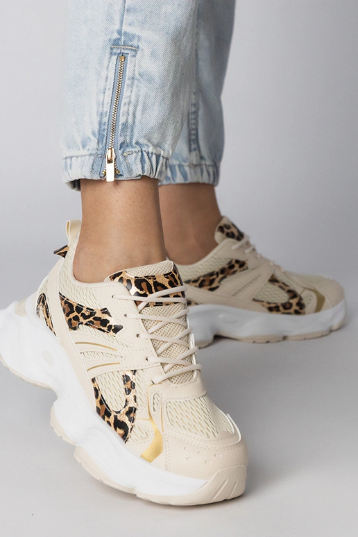 Tênis esportivos com padrão de onça e...