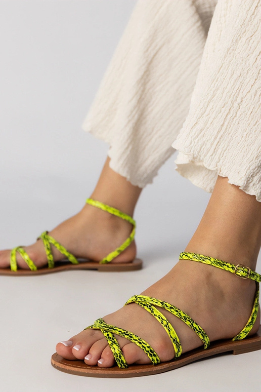 Sandálias amarelas de sola plana,...