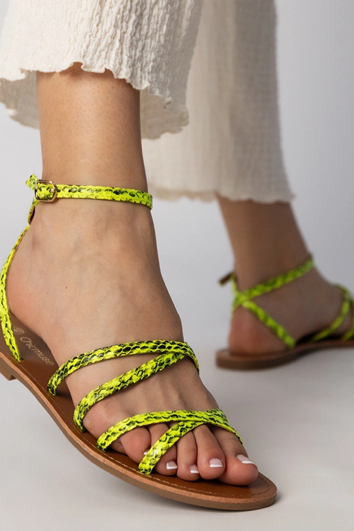 Sandálias amarelas de sola plana,...