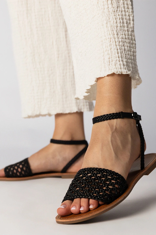 Sandálias pretas trançadas de sola...