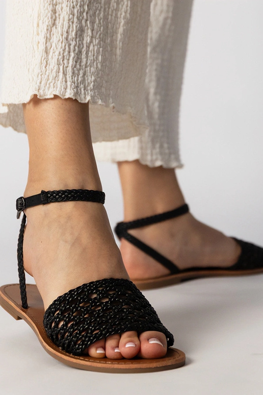 Sandálias pretas trançadas de sola...