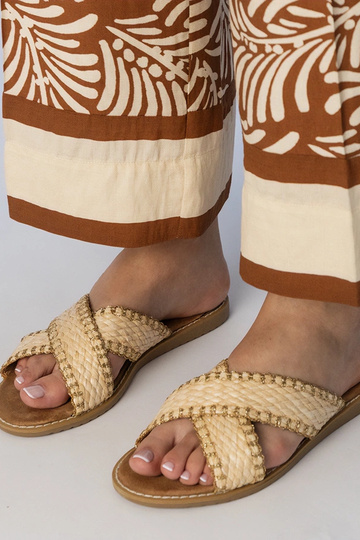 Chinelas trançadas femininas cor areia, "Ellinara"