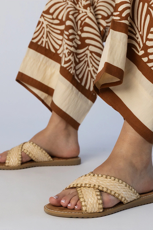 Chinelas trançadas femininas cor...