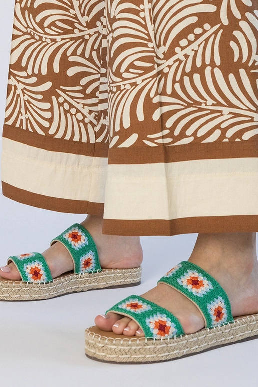 Chinelas tipo espadrilha verdes com...