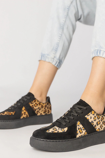 Tênis femininos pretos com... 2