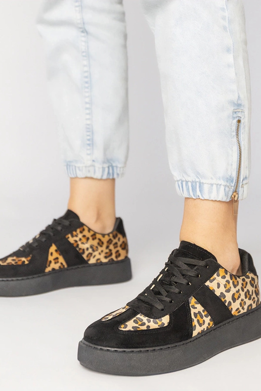 Tênis femininos pretos com estampa de...