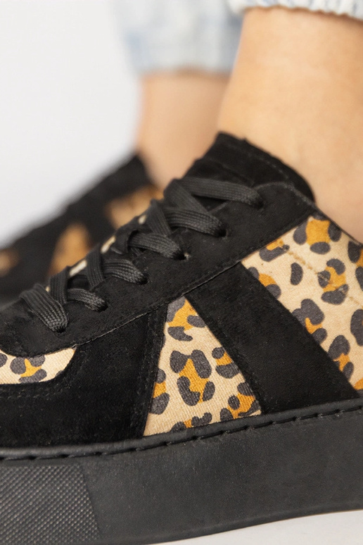 Tênis femininos pretos com estampa de...