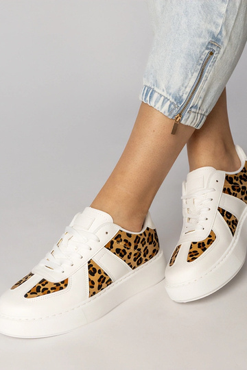 Tênis femininos brancos com... 2