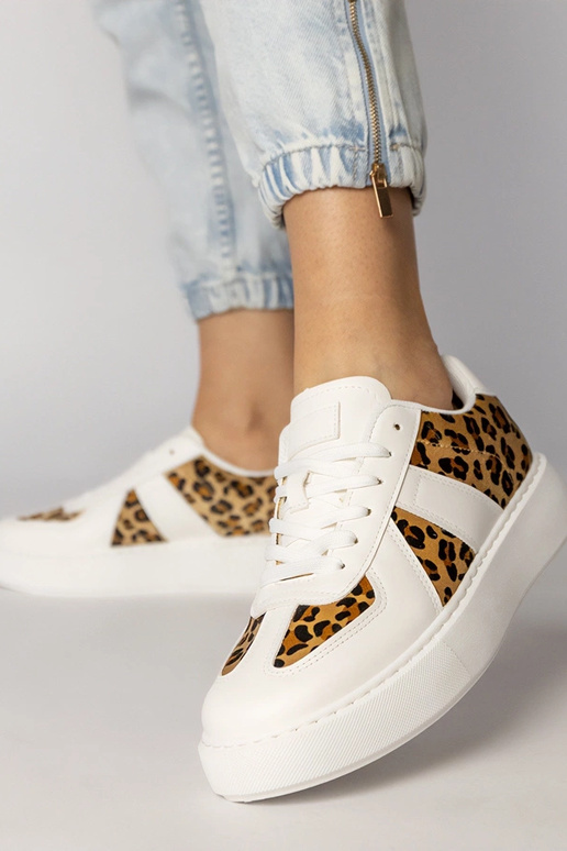 Tênis femininos brancos com estampa...