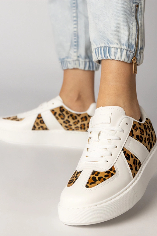 Tênis femininos brancos com estampa...