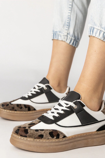 Tênis esportivos pretos e...