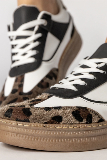 Tênis esportivos pretos e... 2