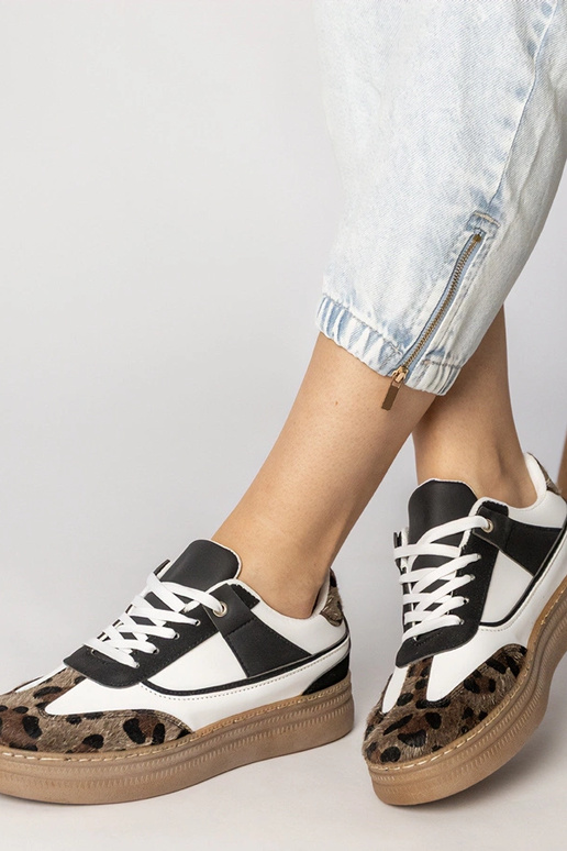 Tênis esportivos pretos e brancos com...