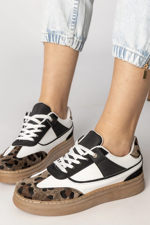 Tênis esportivos pretos e brancos com...