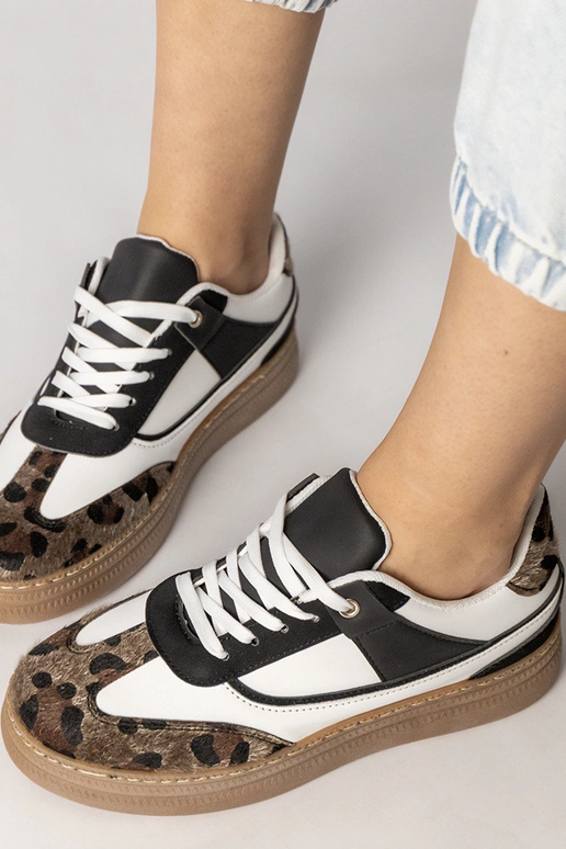 Tênis esportivos pretos e brancos com...