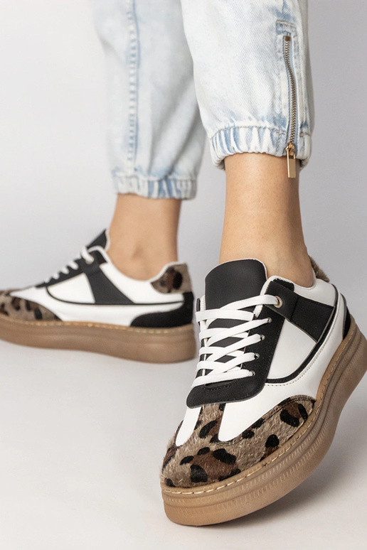 Tênis esportivos pretos e brancos com...