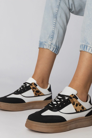 Tênis esportivos brancos e...