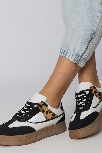 Tênis esportivos brancos e... 2