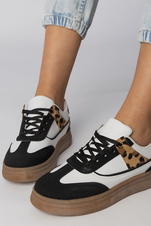 Tênis esportivos brancos e pretos com...