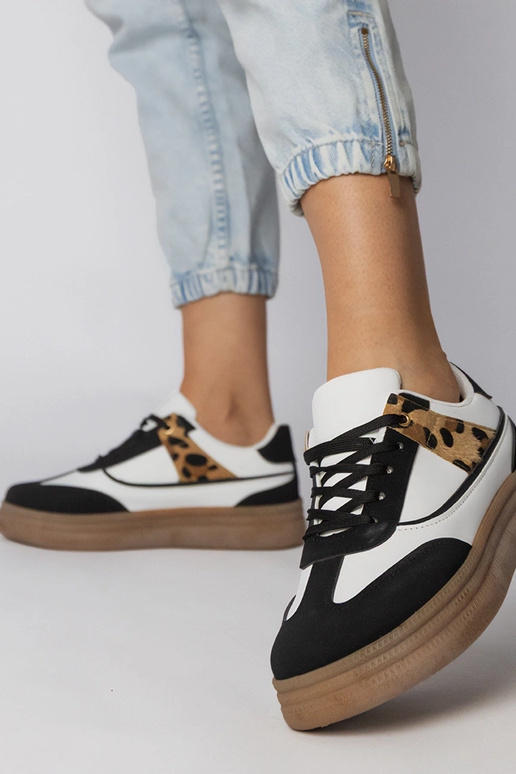 Tênis esportivos brancos e pretos com...