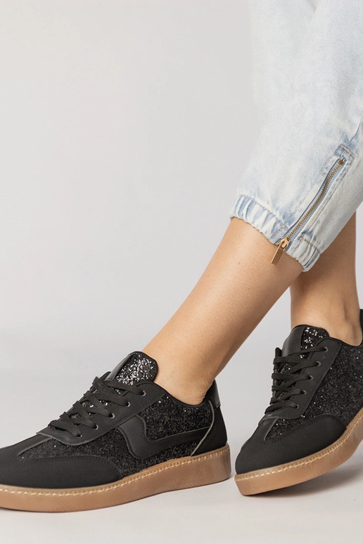 Tênis esportivos femininos pretos com...