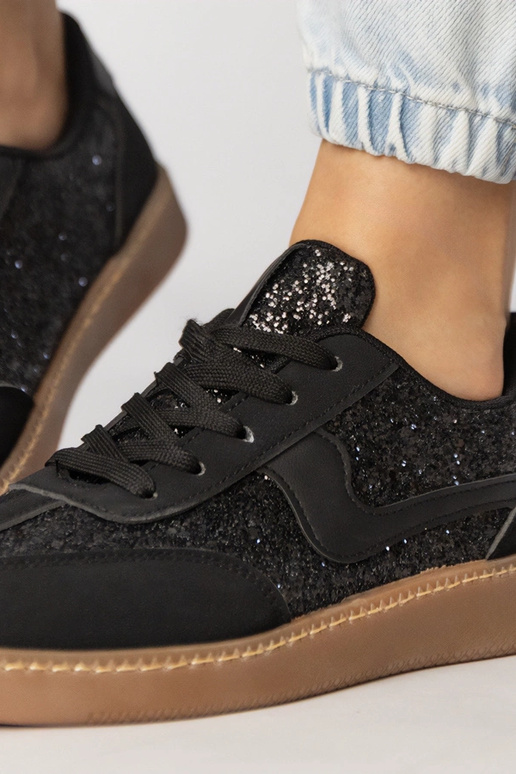 Tênis esportivos femininos pretos com...