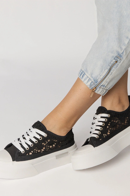 Tênis esportivos femininos pretos com...