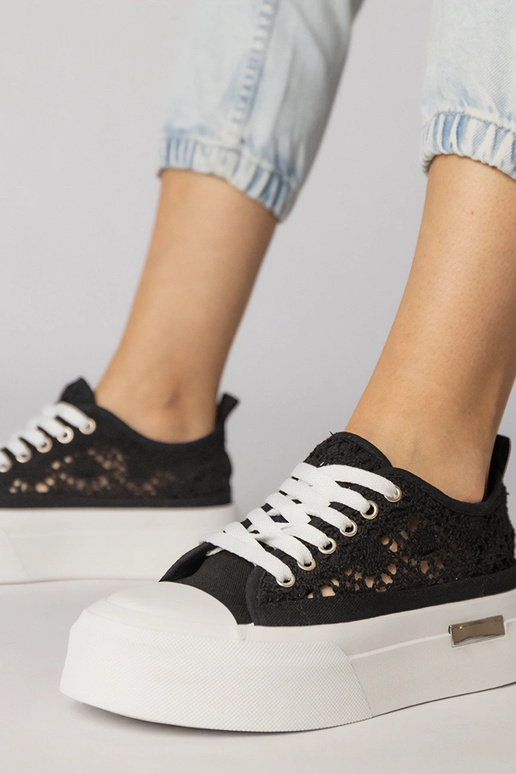 Tênis esportivos femininos pretos com...