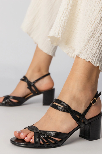 Sandálias femininas pretas...