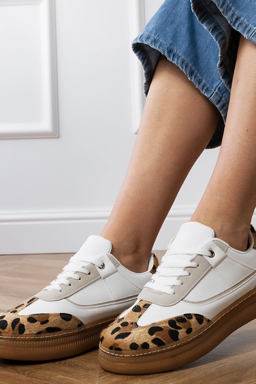 Tênis esportivos brancos com detalhe...