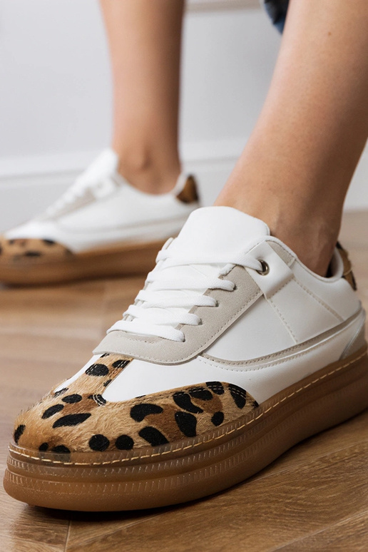 Tênis esportivos brancos com detalhe...