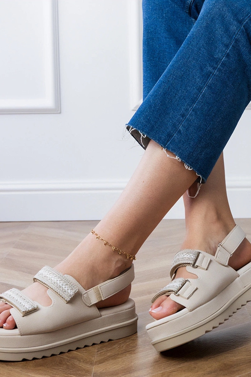 Sandálias em tom areia com tiras...