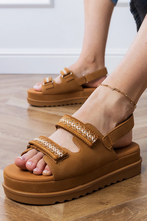 Sandálias em tom caramelo com tiras...