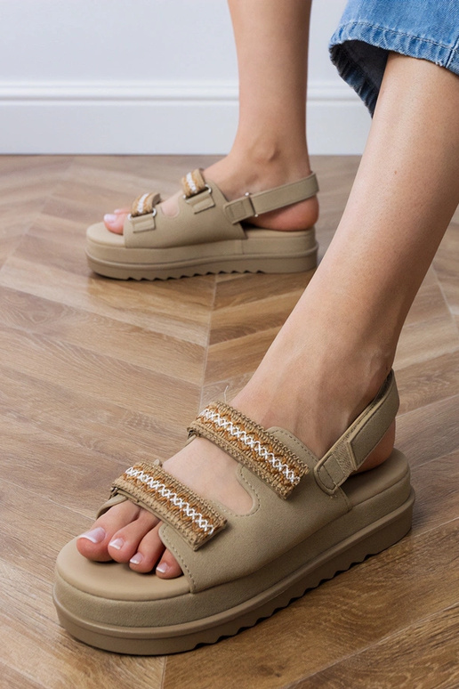 Sandálias marrons com tiras bordadas...