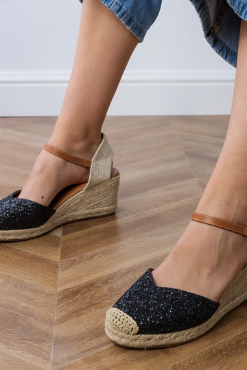 Sandálias pretas brilhantes...