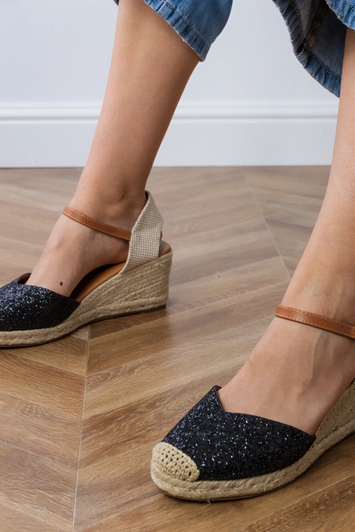 Sandálias pretas brilhantes na... Sandálias pretas brilhantes na...