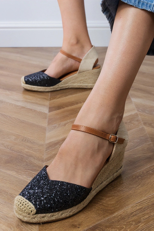 Sandálias pretas brilhantes na... Sandálias pretas brilhantes na...