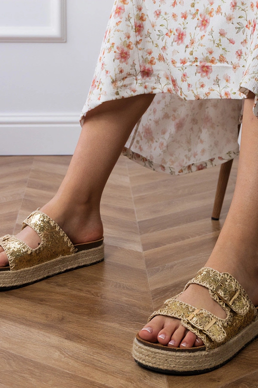 Chinelos dourados tipo espadrilha com... Chinelos dourados tipo espadrilha com...