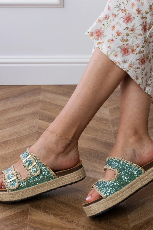 Chinelos verdes tipo espadrilha com... Chinelos verdes tipo espadrilha com...